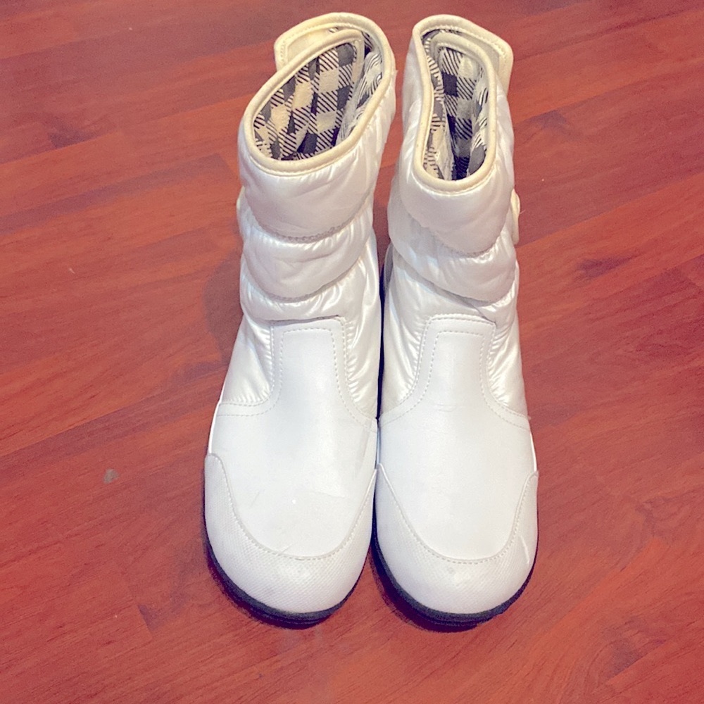 Size 7.5 the brand is (bongo) still have the all white shine ✨
